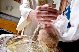 Oslo 200805Barnedåp i statskirken. Barn bæres til dåpen. Presten heller vann over barnets hode. Døpefont. Foto: Håkon Mosvold Larsen / SCANPIXNB! Modellklarert