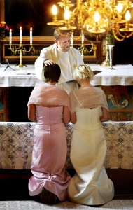 Inngikk partnerskap og ble vigslet av prest Knut Kittelsaa        Halldis Mons¯ (t.v.) og Ann.Marie Rindberg i kirken etter  vielsen